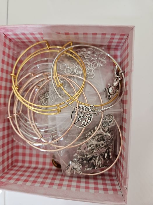 Аксессуары для девочки браслеты,бусы, бигуди