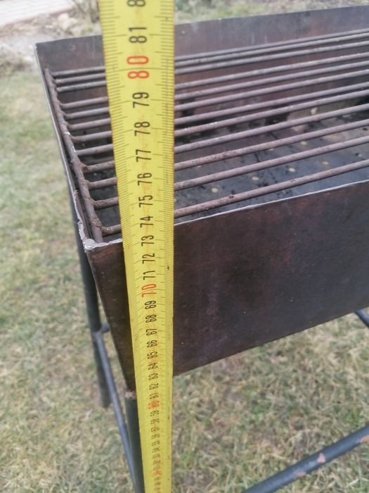 Grătar de inox, picioare de fier, 45x31 cm. 
Are lipsa o bara din gril