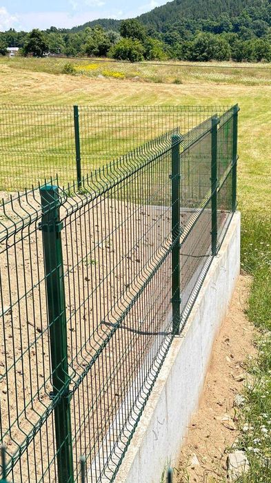 Мрежа с декорация. Метални оградни пана и колове. Ограда. Портали. Врати