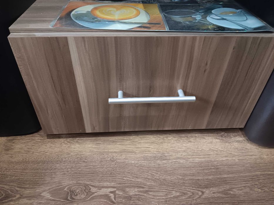 Запазена спалня с две нощни шкафчета и матрак към нея!  Материал направена е от дърво има ракла с механизъм за багаж под нея!  Размери 2 на 160.