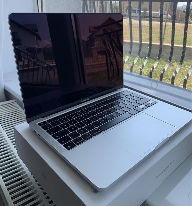 MacBook Pro 13” 2022 M2 | 8GB RAM | 512GB SSD | Touch Bar + Apple Magic Mouse