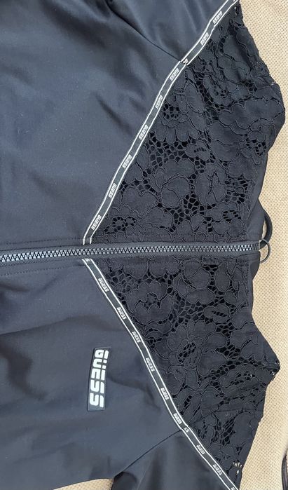 Суичър с дантела GUESS
