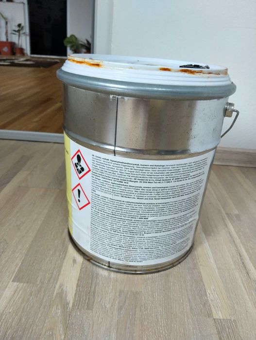 Adeziv liipește metal,lemn,etc .Disponibil 4 găleți.400 lei/buc