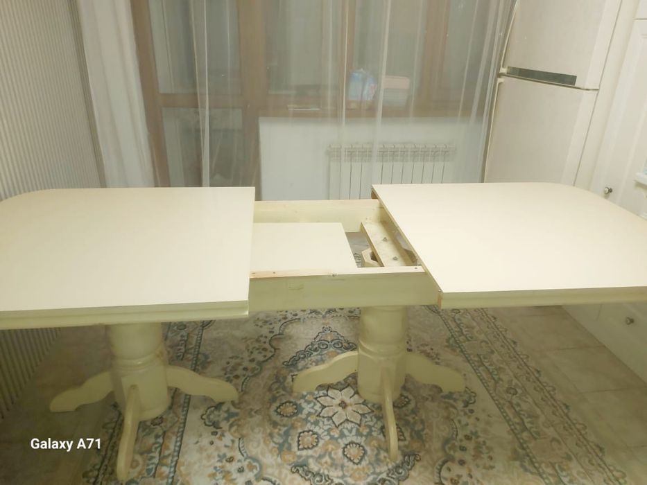 Стол и стуля.