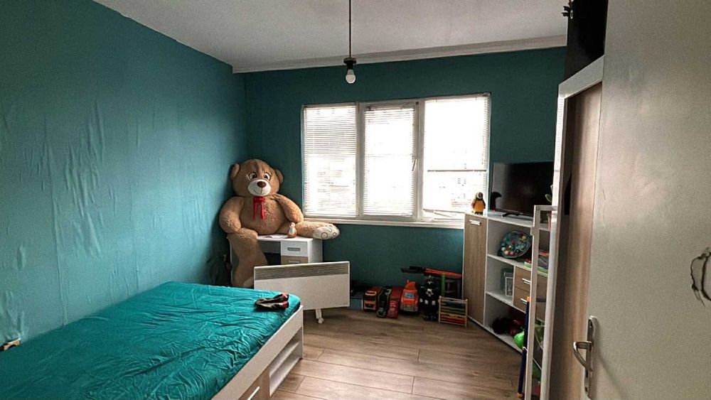 Просторен тристаен в кв. Зона Б