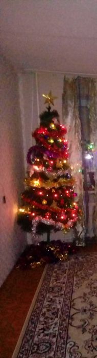 Искусственная ёлка.