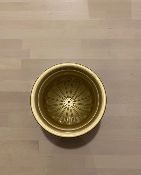 Златни вази за цветя