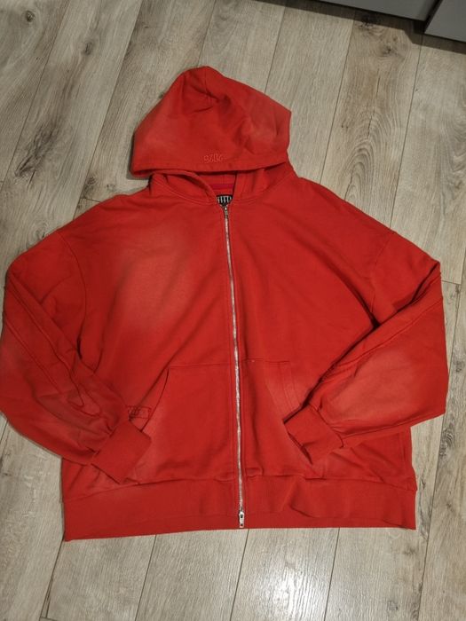 Hanorac roșu cu model pe spate