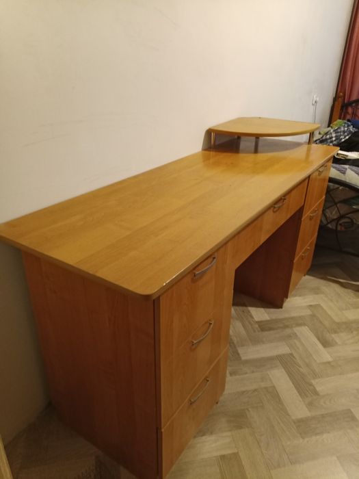 Продам стол комнатый