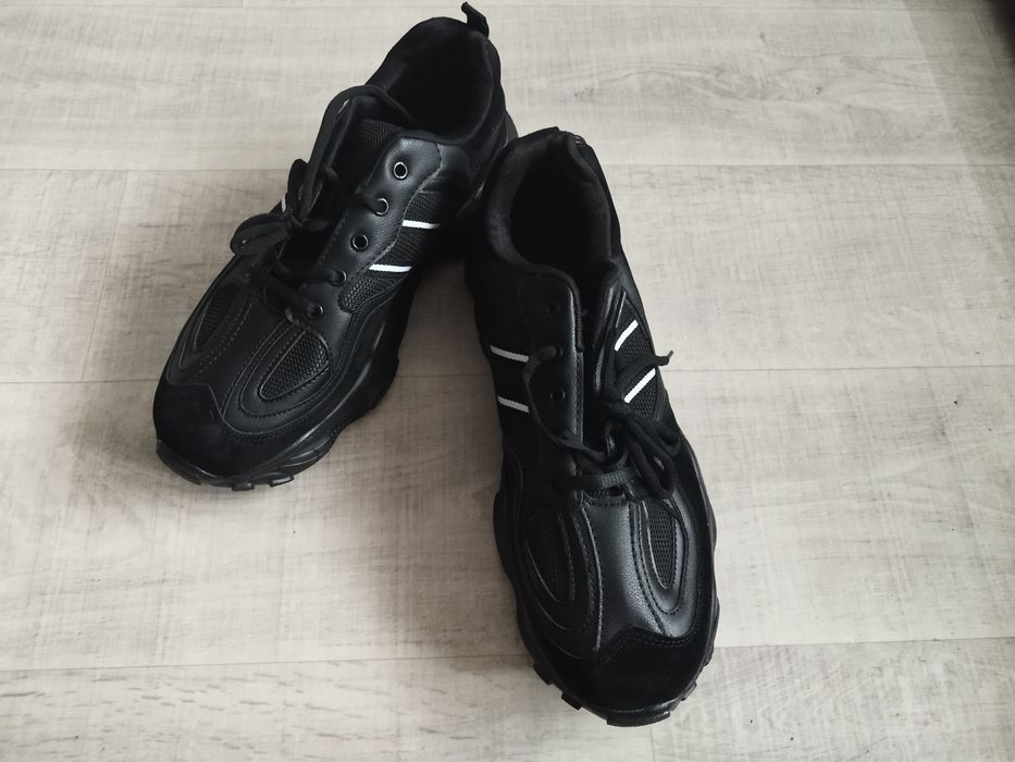 Продам новые кроссовки 44 размера