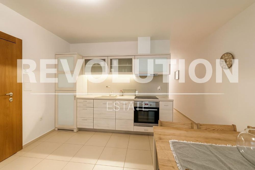 Дава се под наем Двустаен апартамент в Варна, Център - 95 кв.м за 797.64 € - Снимка #1