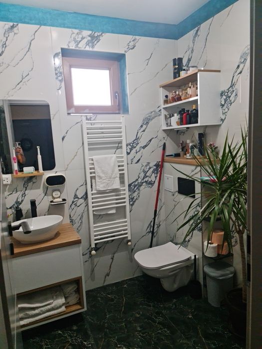 Se vinde apartament cu două camere si doua balcoane, etaj 2/3