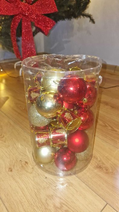 Продавам зелена голяма елха  и бяла елха с коледна украса