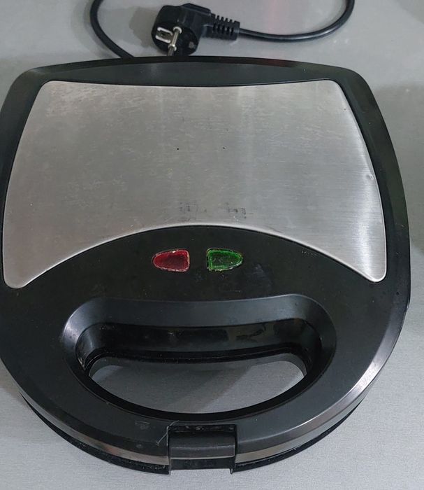 Вафельница в хорошем состоянии.