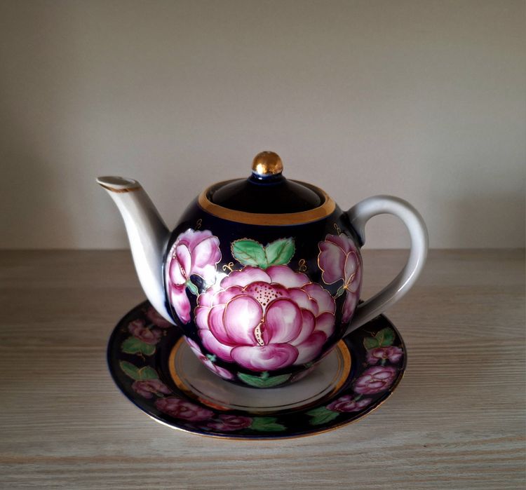 Чайник  с тарелкой