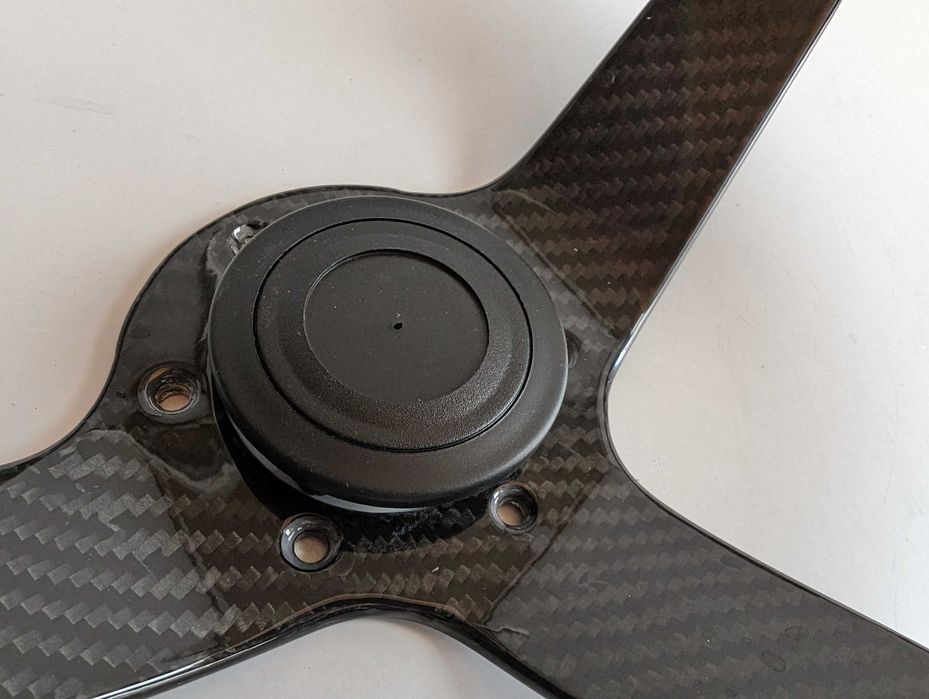 Волан карбонов спортен дълбок изнесен център 35см