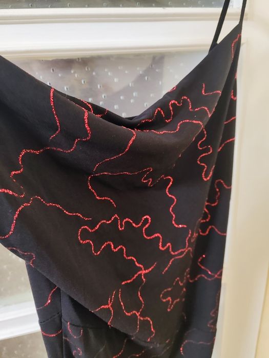 Елегантна асиметрична черна рокля с червени блестящи елементи