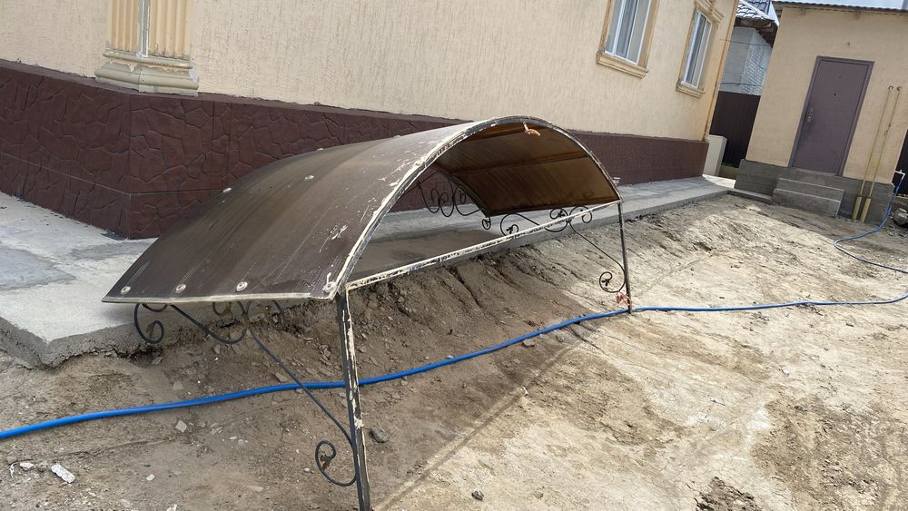 Козырек над дверью