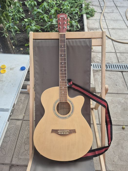 Акустическая гитара YAMAHA. Электро-гитара Phil Pro с комбо усилителем