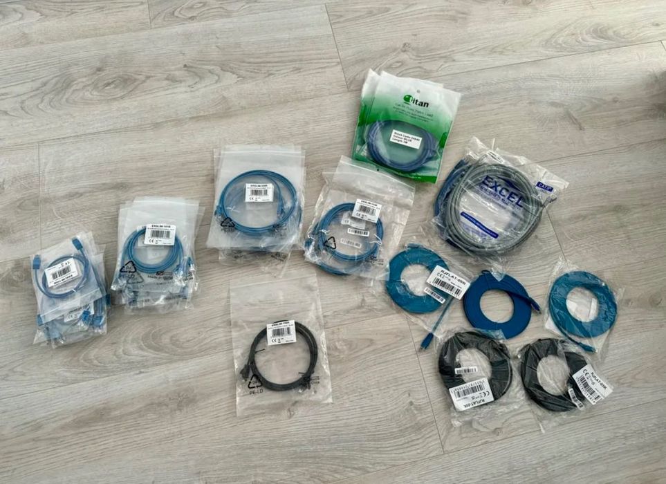 Cabluri de rețea noi, de diferite mărimi, disponibile la grămadă