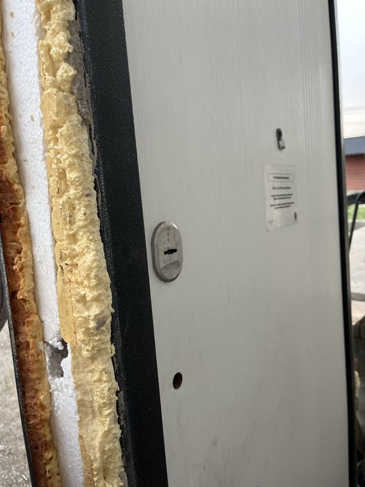 Продам входную дверь бу