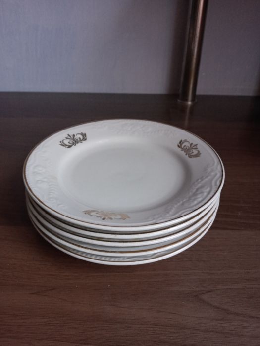 Продам набор тарелок.