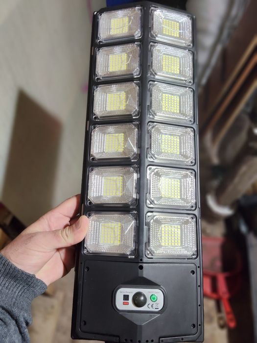 Vând lampă solară