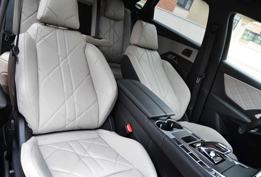 DS7 Crossback / Rivoli / 300 CP/ 4X4 / Plug-In Hybrid / Masaj / Distronic