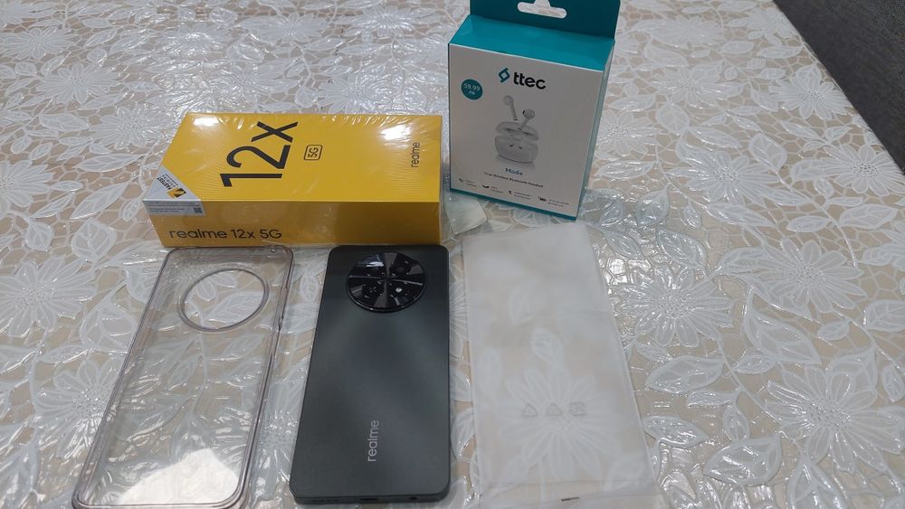 Realme 12x5G + слушалки