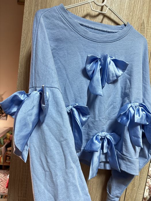 Синя блузка със сатенени панделки отпред и по ръкавите