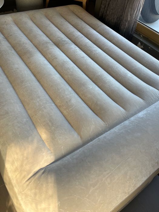 Надуваемо легло двойно легло Intex с вградена помпа за надуване