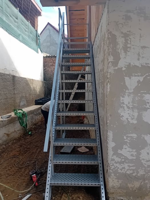 Scara zincata exterior în forma de l  isu