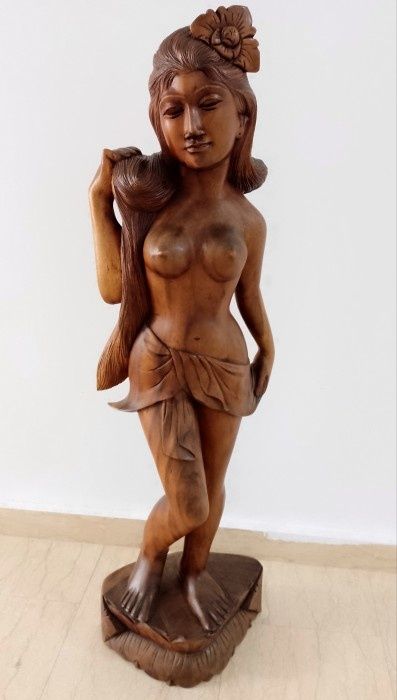 Sculptura de dimensiuni impresionante din lemn masiv o lucrare de o foarte bună calitate lucrata integral manual dintr-o singura bucata,stare foarte b
