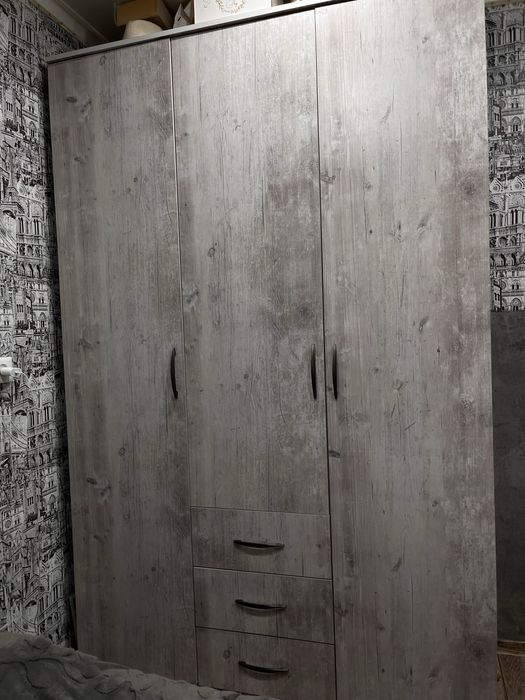 Продам шкаф в отличном состояние Срочно