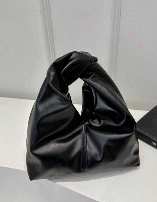 Нова черна чантичка