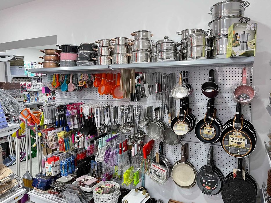 Нови, налични Стелажи за магазин, стенен и островен, метален регал