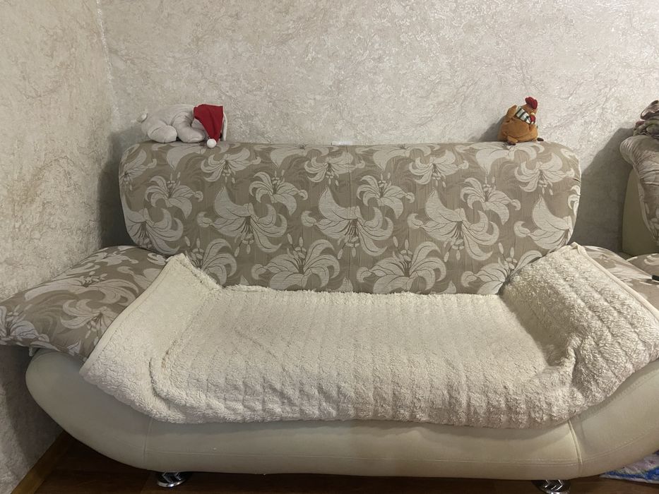 малый и большой диван.