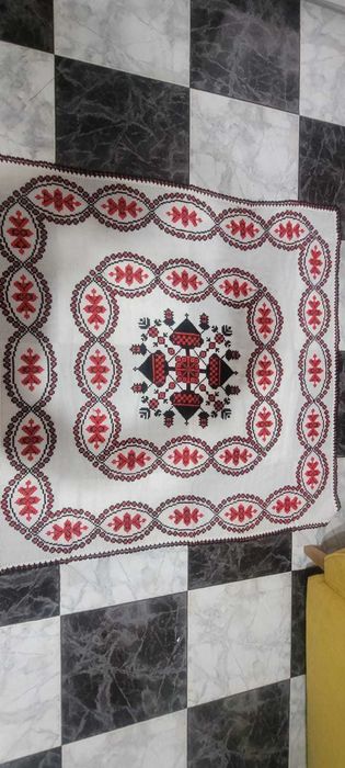 Covoare si fata masa lucrate manual de bunica mea.
