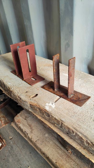 металлические кронштейны или скобы