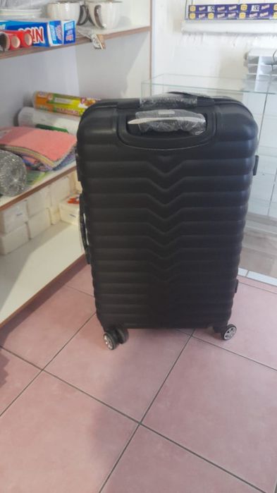 Чемодан черного цвета из пластика