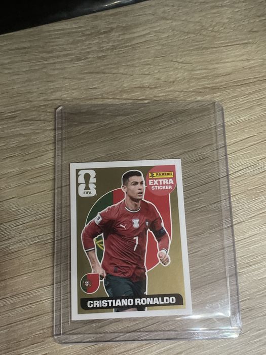 Cristiano Ronaldo gold extra sticker