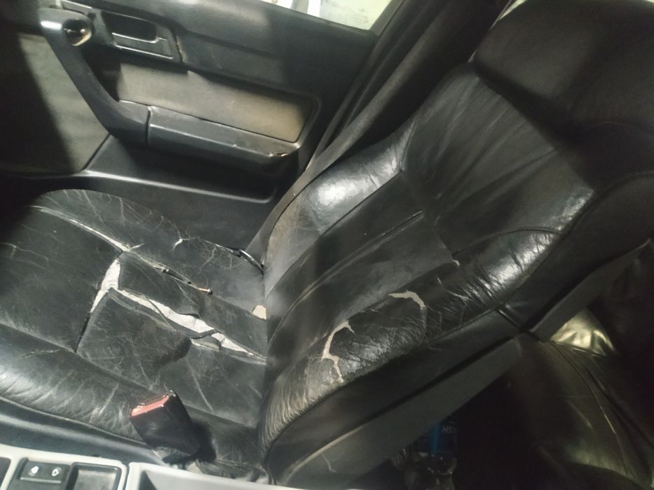 BMW E34 Салон кожа плавающий ломающая спинка, нужна реставрация.