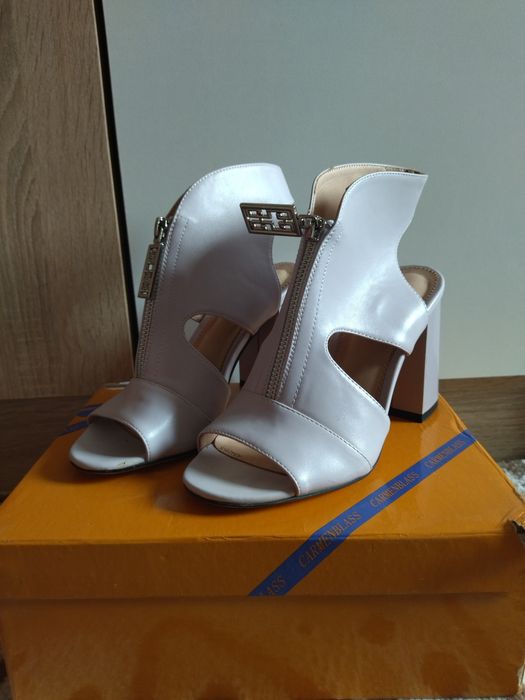 Продам Басаножки  кожаные  размер 35