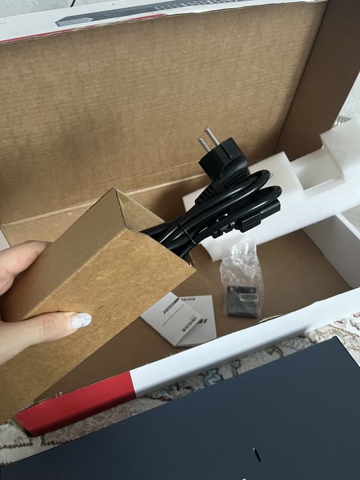 Продаю Коммутатор Hikvision DS-3E1526-SI