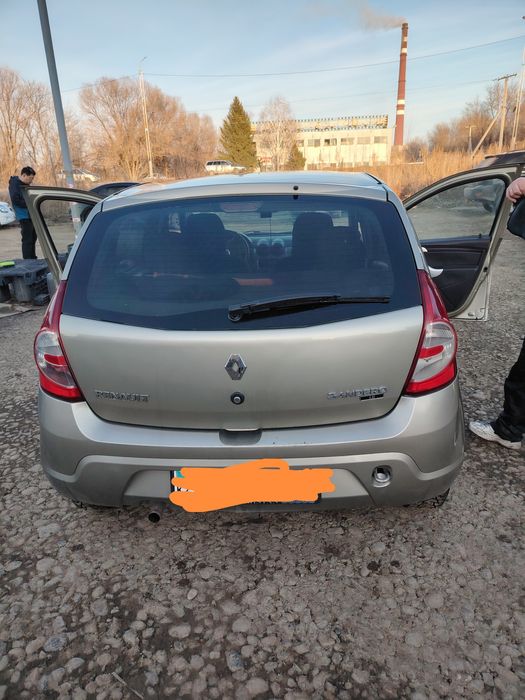 Машина Renault Sandero