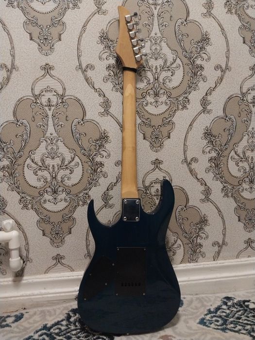 Elektra gitara srochna sotiladi
