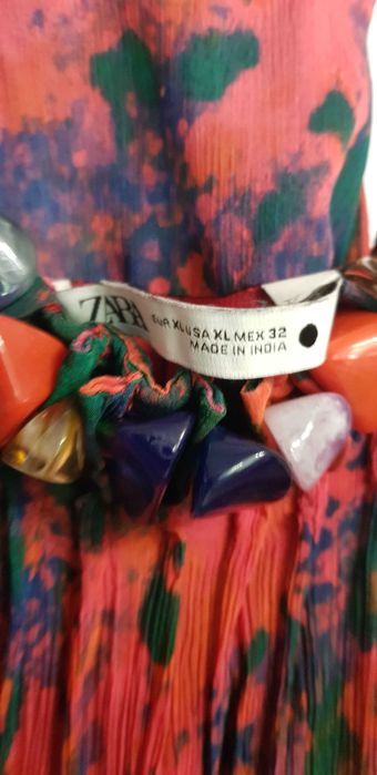 Продавам суичър на марката MAT и летни рокли