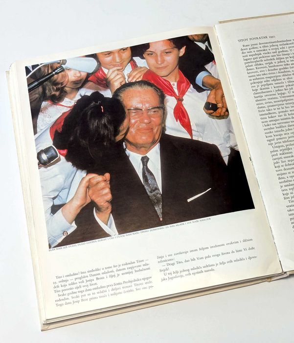 Продавам монография на Йосип Броз Тито.