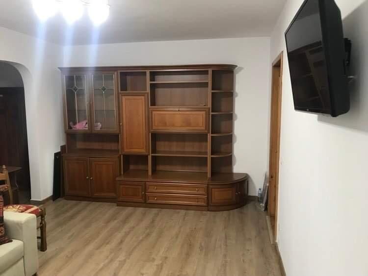 Se inchiriaza apartament cu 2 camere la etajul 1.
