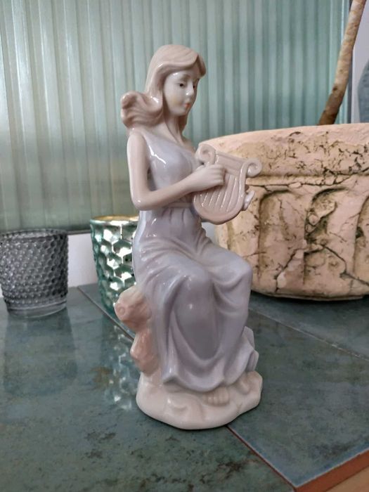 Порцеланова статуетка на Жена с арфа от Италия